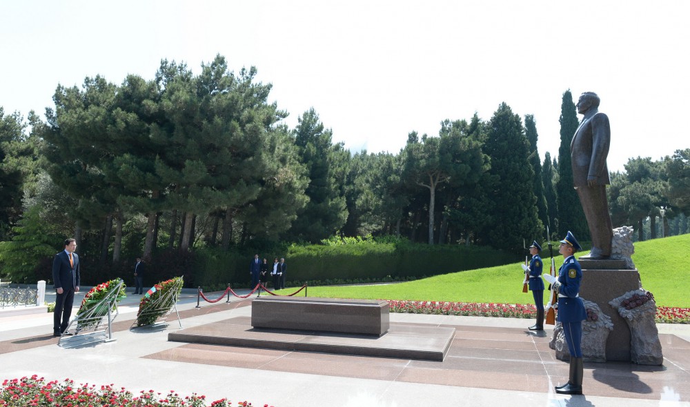 Bulgarian FM pays respect to national leader Heydar Aliyev